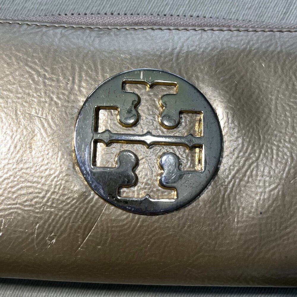 Tory Burch Robinson Metallic Zip-Around Wallet in Pale Gold - Picture 3 of 13